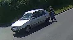 Řidička v Plzni smetla muže na mopedu a ujela, pátrá po ní policie