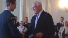 Zachránili kamaráda z jeskyně, Klaus jim dal metál