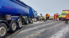 Sněhová kalamita má už dvě oběti. Na Bruntálsku havaroval autobus, 11 zraněných