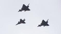 Ke dni 25. výročí vstupu Česka do NATO proletělo nad Prahou šest letounů
