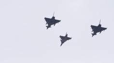 Pět českých gripenů vyrazilo na Island. Piloti museli do neoprenu