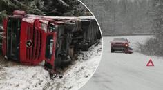 Kamion v příkopě, srážky aut na sněhu! Zima zasáhla české řidiče