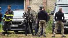 Squatteři obsadili dům v Praze 6. Vylezli na střechu a odmítají odejít