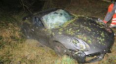 Mladý řidič naboural do stromu, škoda na jeho porsche je několik milionů