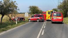 Při srážce aut na Kladensku zemřeli dva lidé. Jeden člověk se zranil
