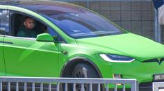 Kyrgiosovi ukradli auto. Zloděj se zbraní v ruce zjišťoval, jak se elektromobil řídí