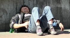Nemocnici okupují desítky opilců a chtějí testy na metanol