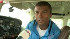 VIDEO: Rey Koranteng pilotuje letadlo. Jak mu to jde?