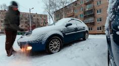 Vybitá baterie, přimrzlé dveře, poškrábané sklo. Jak předejít zimním pohromám