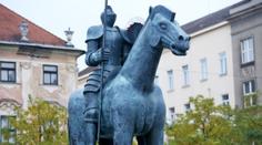 Muži v Brně strhli ze sochy ukrajinskou vlajku. Dáme ji, kam patří, křičeli