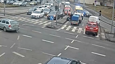 Drsné video z Brna: Žena vběhla do křižovatky na červenou, řidič nedobrzdil