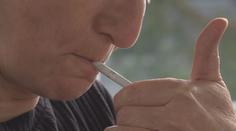 Britové si brzy už nezakouří. Vláda chce vymýtit prodej klasických cigaret