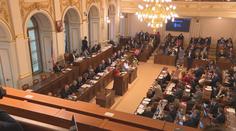Sněmovna škrtá poslancům výdaje na cesty. Mají zůstat v Česku, řekl Babiš