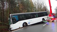 Lidé zůstali po nehodě uvězněni v autobusu, čtyři zranění