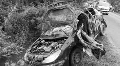 Malé dítě (†3) zemřelo při nehodě. Řidička převrátila auto na střechu