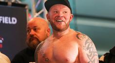Hrůzné zranění v boxu. Po tvrdém úderu zůstal Britovi viset kus ucha