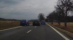 Při předjíždění řidiči do cesty vjelo jiné auto. Od vážné nehody ujelo!
