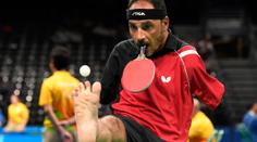 Úžasný Egypťan udivil Rio: Přišel o ruce, tak vzal pálku do zubů!