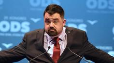 Novotný kritizoval lidi za chování na přejezdu. Sousedé ho vyfotili při šíleném manévru