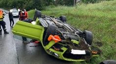Řidič obrátil půjčený mustang na střechu. Pohled na pneumatiky vyvolává vášně