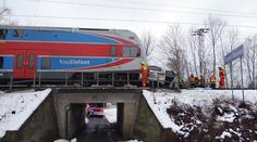 Rychlík v Praze smetl na přejezdu auto, vyjely náhradní autobusy!