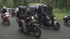 Libinu obklíčila policie. Bojí se další války motorkářů