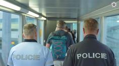 Hledaného muže objevili kvůli dovolené manželky. Teď ho převezli do Česka