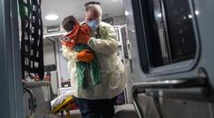 Trýznivé video z Ruska: Plačící dítě s Covid-19 strčili do boxu a odvezli