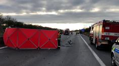 Nehoda zablokovala D8 ve směru na Prahu. Jeden člověk přišel o život