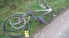 Řidič nepochopitelně strhl řízení do protisměru. Tam smetl cyklistu