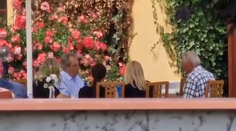 Zeman zahájil dovolenou obědem s přáteli. V plánu je i plavba člunem
