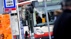 Skandál v MHD. Řidič si nevhodně fotil ženu na zastávce, chtěli ho odměnit