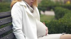 Žena porodila přímo na ulici. Pomáhal jí student zdravotnického oboru