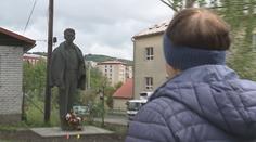 Ve Vsetíně vystavili sochu komunisty Fučíka. Budí emoce u lidí i radních