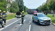 Ulicí se řítilo hořící auto. Zastavili ho policisté služebním vozem