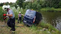 Opilý řidič sjel s dodávkou do Vltavy, hrozí mu až rok vězení!