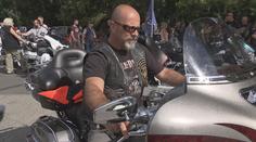 Prahu zaplavily stovky motorkářů! Burácející stroje projely městem