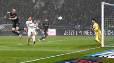 Momenty 17. kola Bundesligy: Nevšední gól ze vzduchu a krásné přímáky