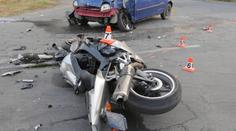 Tragická nehoda: Motorkář srazil chodkyni (47), na místě zemřela