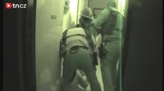 Dva obvinění žháři se k útoku ve Vítkově přiznali. VIDEO ZE ZATČENÍ