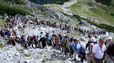 V Tatrách se tlačí nezkušení turisté! Hromy ignorují, předpověď nesledují