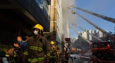 Obchodní centrum v Hongkongu zachvátil požár. Uvěznil stovky lidí na střeše