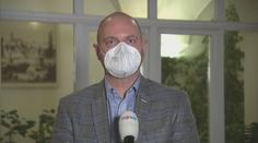 Plaga s námi nemluví, stěžují si školy. Informace jim prý chodí pozdě