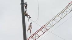 V Brně si vyzkoušeli houpačku obřích rozměrů. Využili k tomu část staveniště