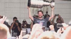 Francouz doručil Stanley Cup do Plzně stylově. Přivezl jej ve vojenském džípu