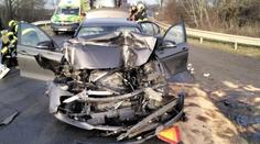 Na Prostějovsku se srazilo auto s traktorem. Třináct zraněných