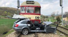 Vlak na Berounsku smetl osobní auto, řidič (59) na místě zemřel