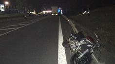 Prudký náraz! Motorkář se střetl s chodcem, oba muži zemřeli