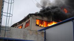 V Přezleticích u Prahy hoří sklárna, škody jdou do milionů!