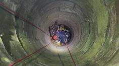 VIDEO: Hasič zachránil psí život. Musel se při tom slanit do hluboké studny